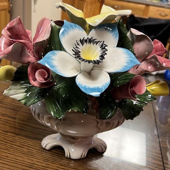 Capodimonte Flowers. Medium size porcelain flowers 13x13. No chips - Picture 2 of 3